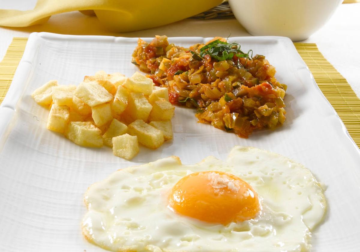 Combinación de huevo, patatas y pisto