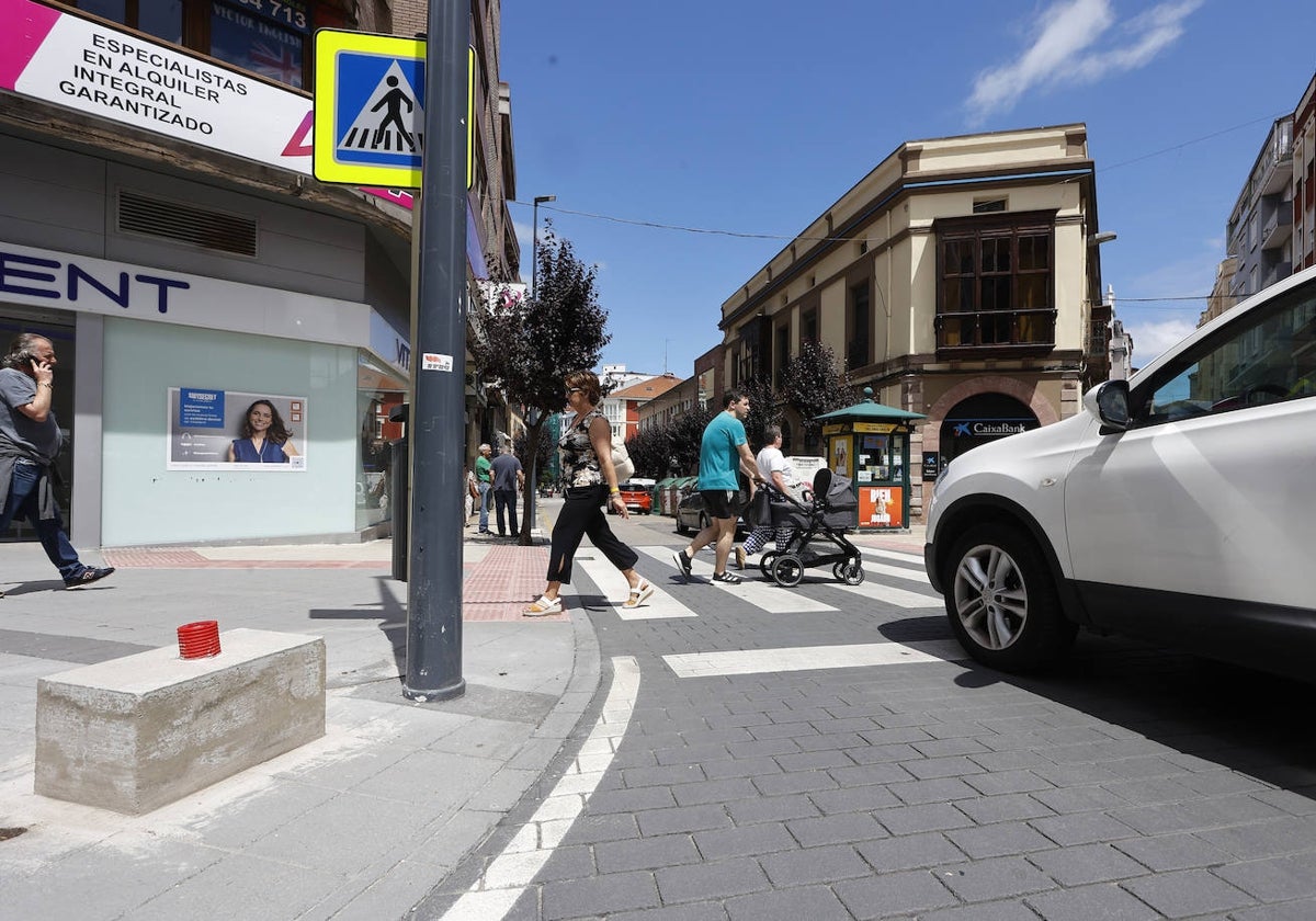 Uno de los dados de hormigón donde se colocarán las cámaras de vigilancia (a la izquierda), en la confluencia entre las calles Julián Ceballos y Ruiz Tagle (Torrelavega).