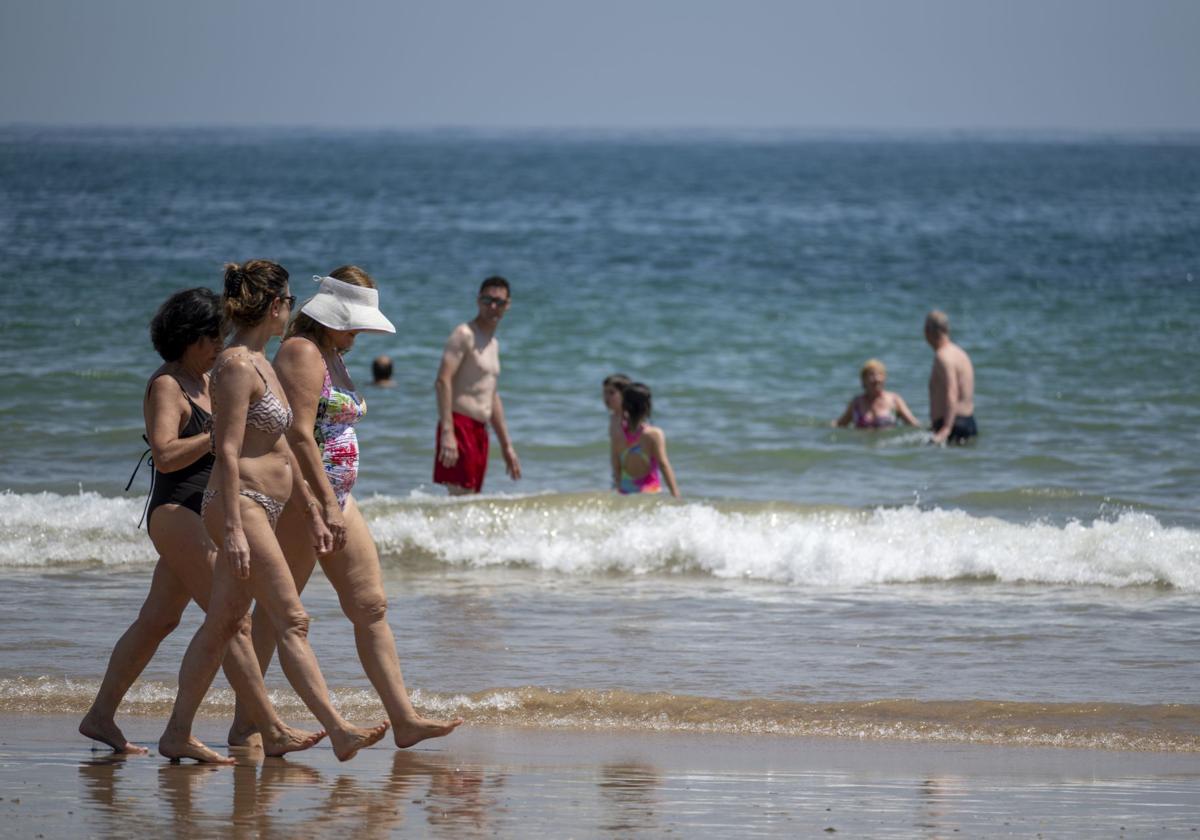 El Sardinero colmado de bañistas en un día de calor.