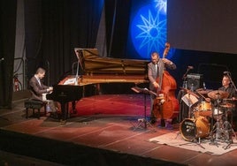 El joven Brandon Golberg Trio, durante su actuación en el reconvertido Escenario Santander.