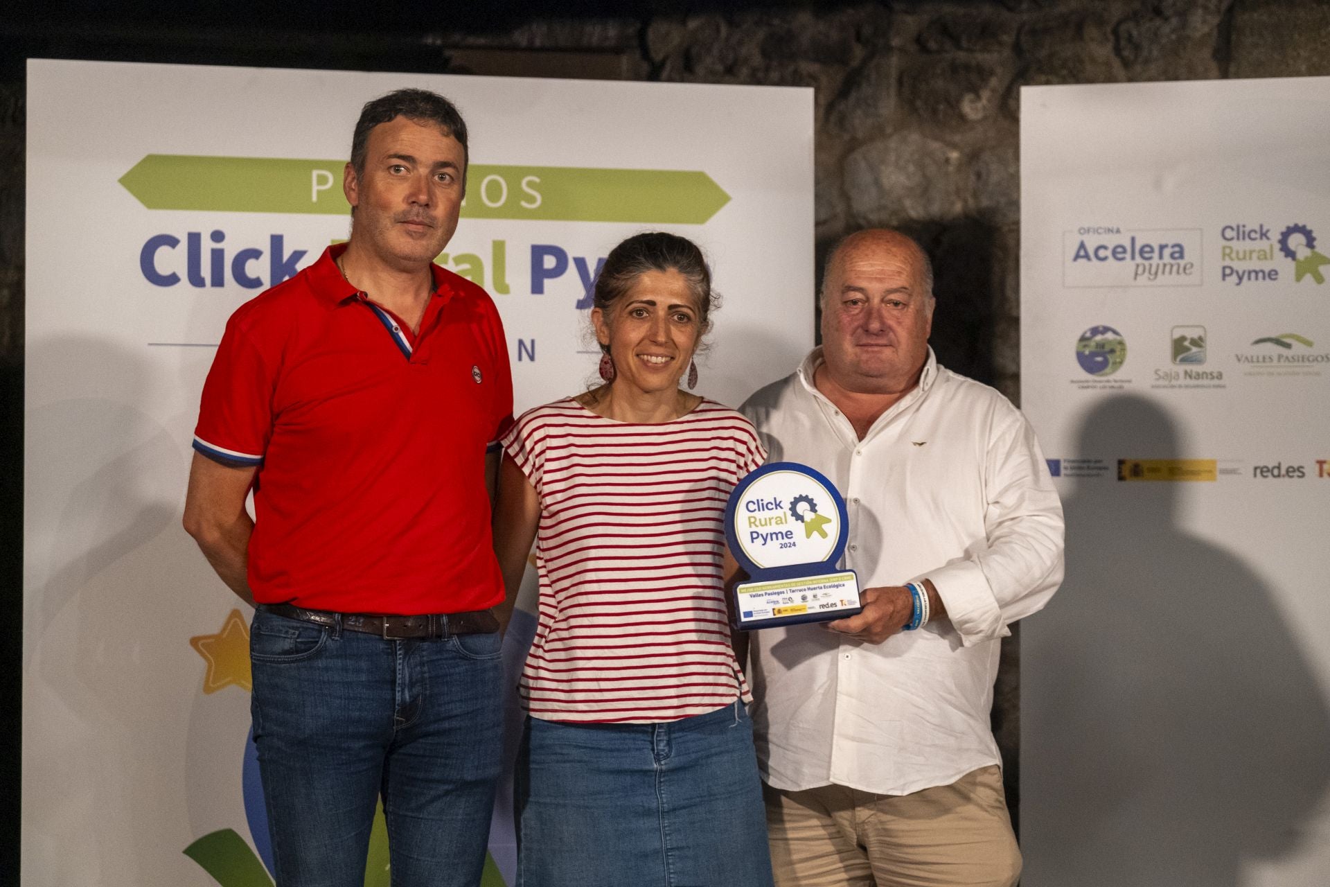 María Real, de Tarruco Huerta Ecológica, recoge el premio a 'Mejor uso de herramienta de gestión interna' que le entregan Fernando Franco, presidente del Grupo de Acción Local de Campoo Los Valles, y Ángel Sainz, presidente del Grupo de Acción Local de Valles Pasiegos.