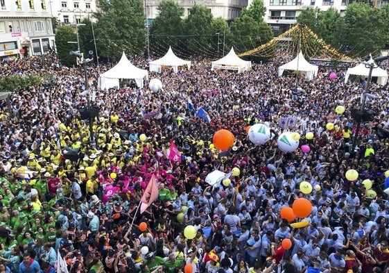 Una multitud apoyó el chupinazo en la Plaza del Ayuntamiento.