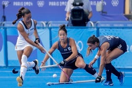 Marta Segú pelea por la bola con dos rivales en el encuentro ante Argentina.