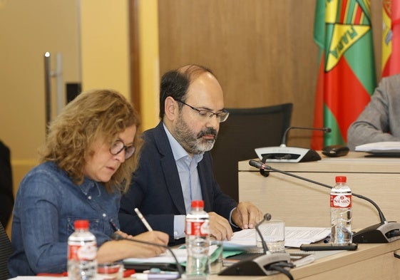 Los concejales socialistas Patricia Portilla y José Luis Urraca, en un Pleno de la Corporación de Torrelavega.