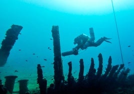 Un submarinista de la Guardia Civil inspecciona un pecio hundido en la bahía de Santoña.