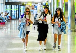 Un grupo de viajeras por la terminal del Seve Ballesteros.