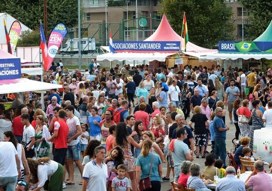 Miles de visitantes acudirán un año más a las jaimas gastronómicas y los espectáculos del Festival de las Naciones que se celebrará en El Sardinero.