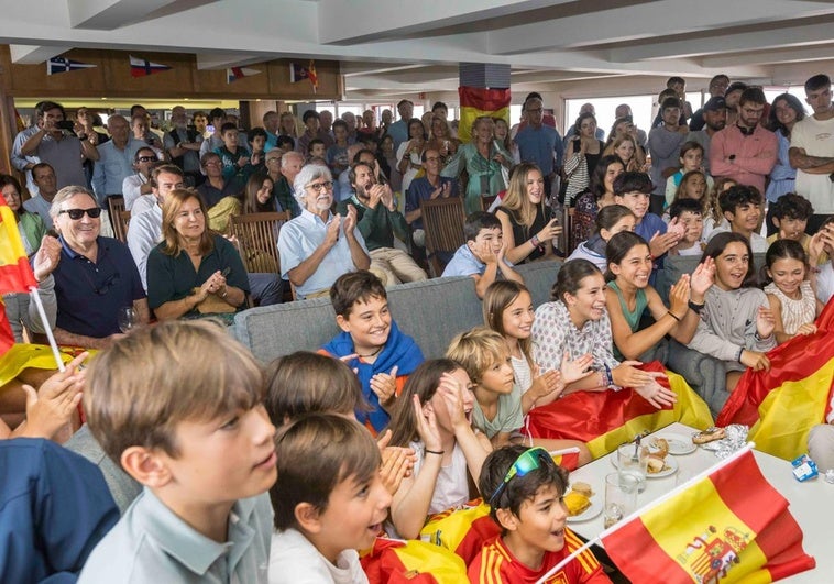 Los jóvenes congregados en el Real Club Marítimo de Santander celebran la victoria de Diego Botín y Florian Trittel.