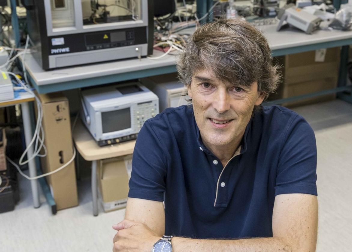 Francisco Matorras, en el laboratorio del Instituto de Física de Cantabria (IFCA).