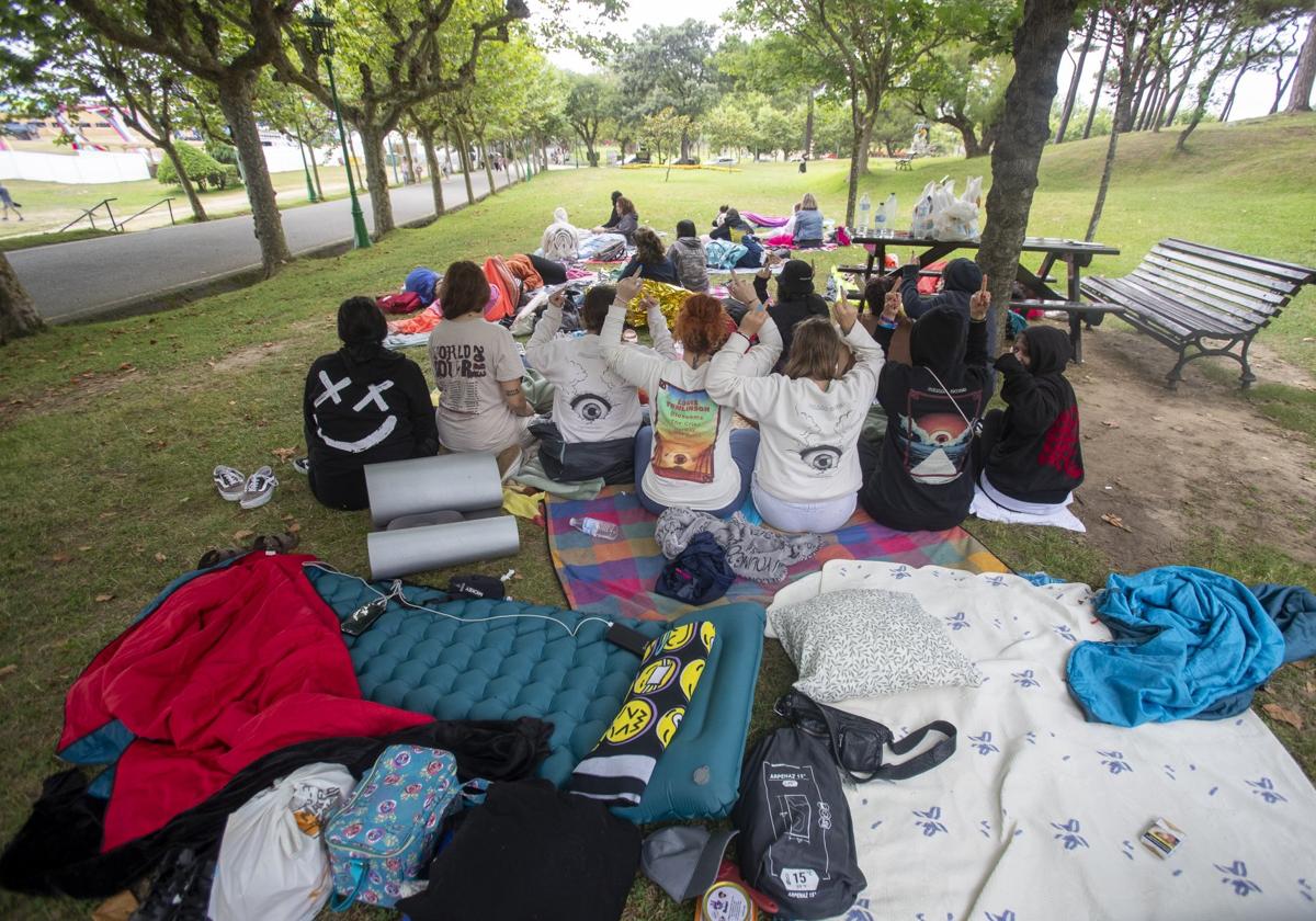 Varias jóvenes italianas aguardan de acampada el concierto de Louis Tomlinson que se celebra hoy, sábado.