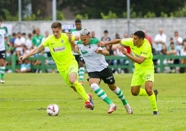 Arana, en carrera, trata de librarse de dos rivales del Amorebieta