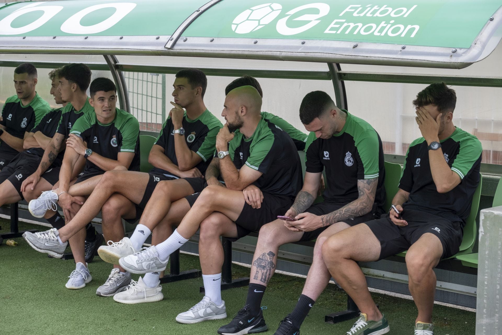 Los jugadores del Racing que no saltaron al campo, en el banquillo.