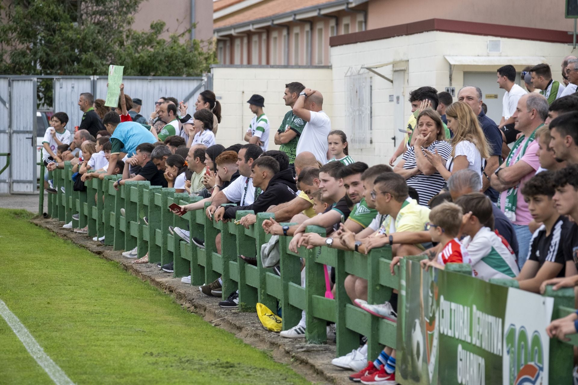 El público llenó El Pilar, que congregó a unas 1.500 personas .