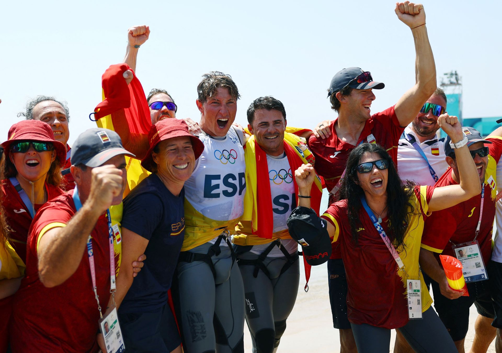 Florian Trittel y Diego Botín, con los integrantes del equipo español de vela tras la regata.