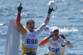 Florian Trittel y Diego Botín celebran que son campeones olímpicos tras la medal race.