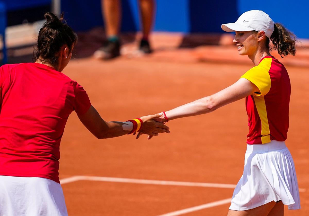 Bucsa saluda a su compañera Sorribes tras el encuentro de ayer en el que lograron el pase a semifinales.