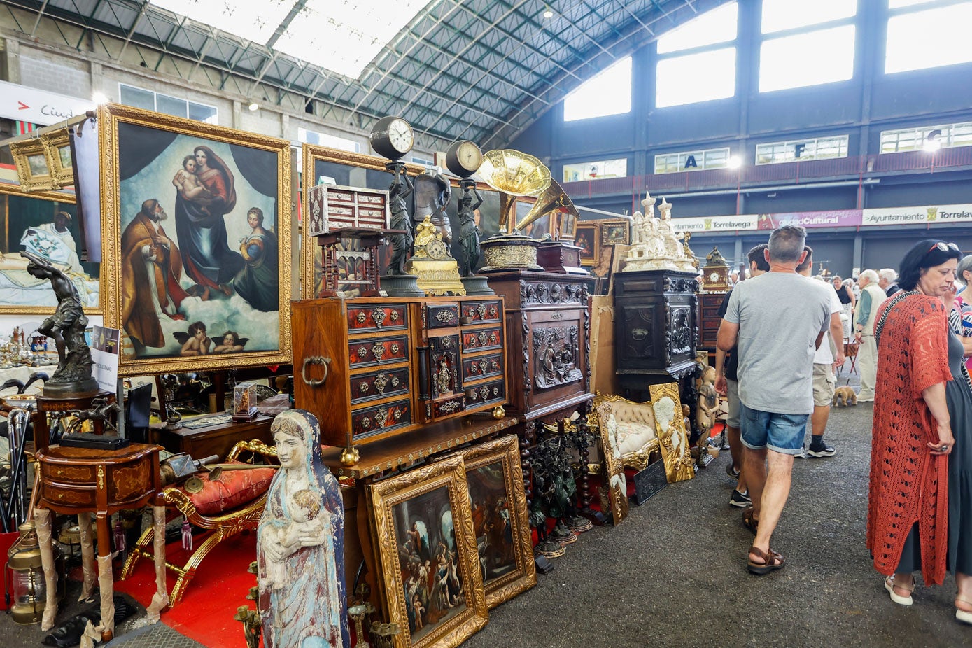 Muebles, tallas, arte, relojes... El Ferial estará lleno de artículos de época y curiosidades hasta el domingo.