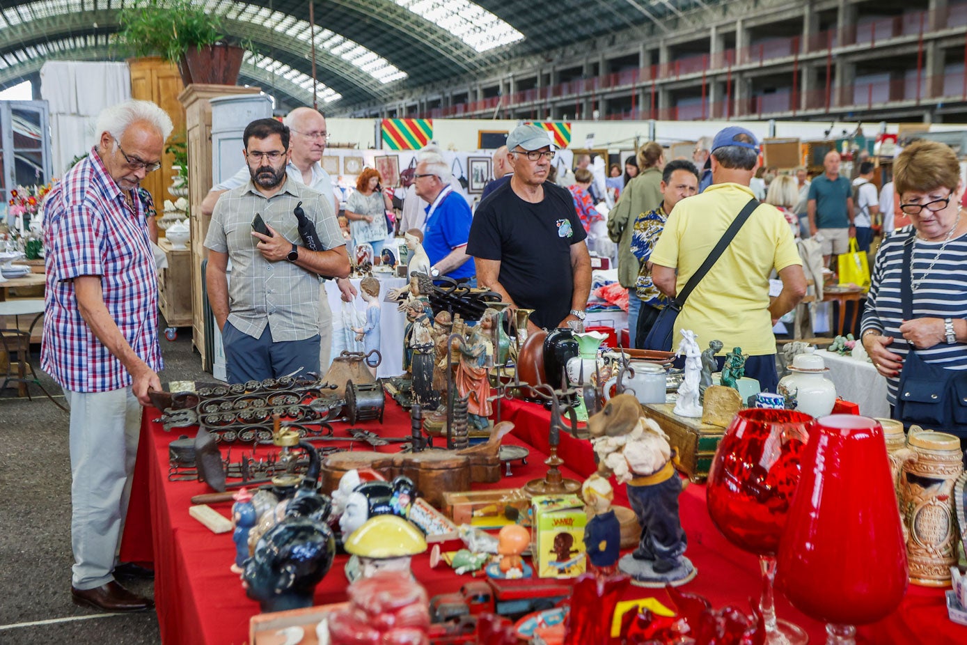 La feria convoca a expositores de todas partes de España y del mundo con productos de todo tipo, desde obras de arte hasta armas medievales. 