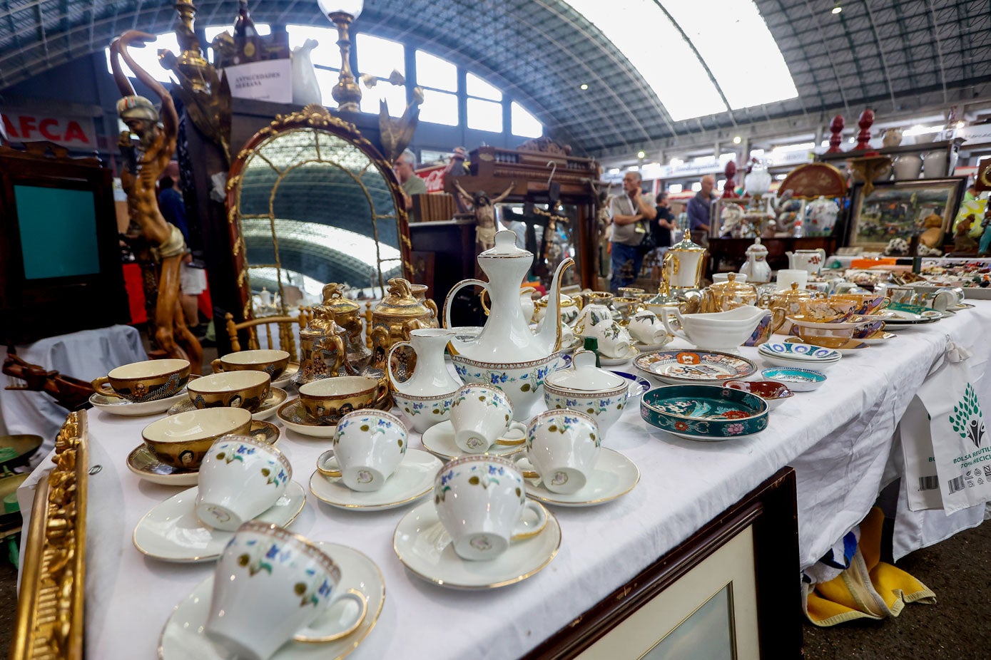 Los juegos de tazas, cubertería y otros artículos de época nunca fallan en esta feria. 