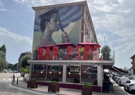 La fachada enmarca a la terraza y al letrero.