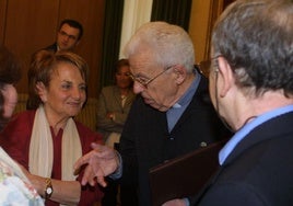 El jesuíta Manuel Laínz, junto a la exalcaldesa de Gijón, Paz Fernández, tras la firma de la cesión del herbario al Botánico en 2004.