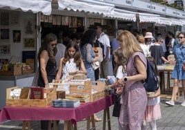 La Feria del Libro Viejo está instalada en la Plaza Alfonso XIII