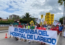 Cabeza de la manifestación con lemas en defensa del Hospital.