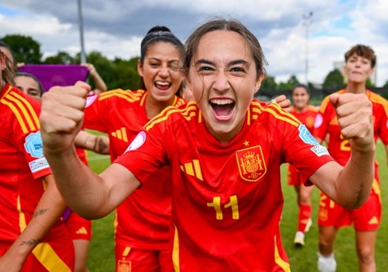 Daniela Agote celebra el triunfo de la Sub 19 en Campeonato de Europa