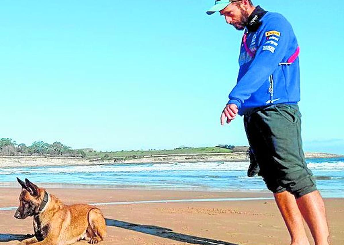 Imagen secundaria 1 - Arriba, Daniela junto a Bombón, uno de sus bulldog. Abajo, Kin y Borja Viadero en un día de playa y Sandy Franco y su perro, Teo.