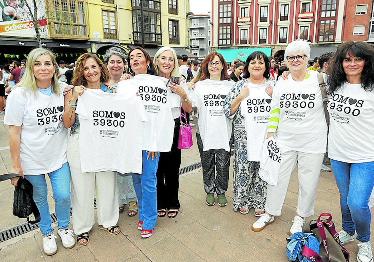 Las peñas inundan el centro de Torrelavega en el reparto de 13.628 camisetas de La Patrona