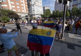 Las banderas de Venezuela, presentes en la concentración.