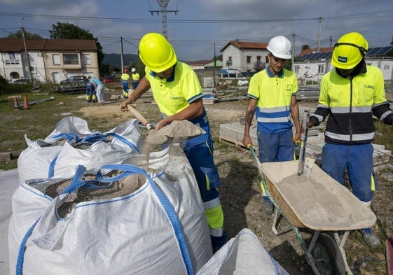 Alumnos de la Fundación Laboral de la Construcción de Cantabria hacen prácticas en sus instalaciones en Revilla de Camargo.