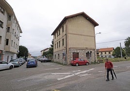 El edificio junto a la estación de Cabezón, supuestamente abandonado y con plagas de palomas.