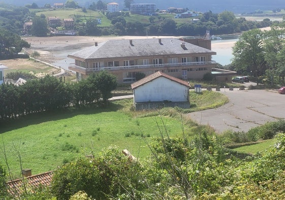 Hotel Miramar y parte de la parcela afectada por el estudio de detalle aprobado por el pleno barquereño.