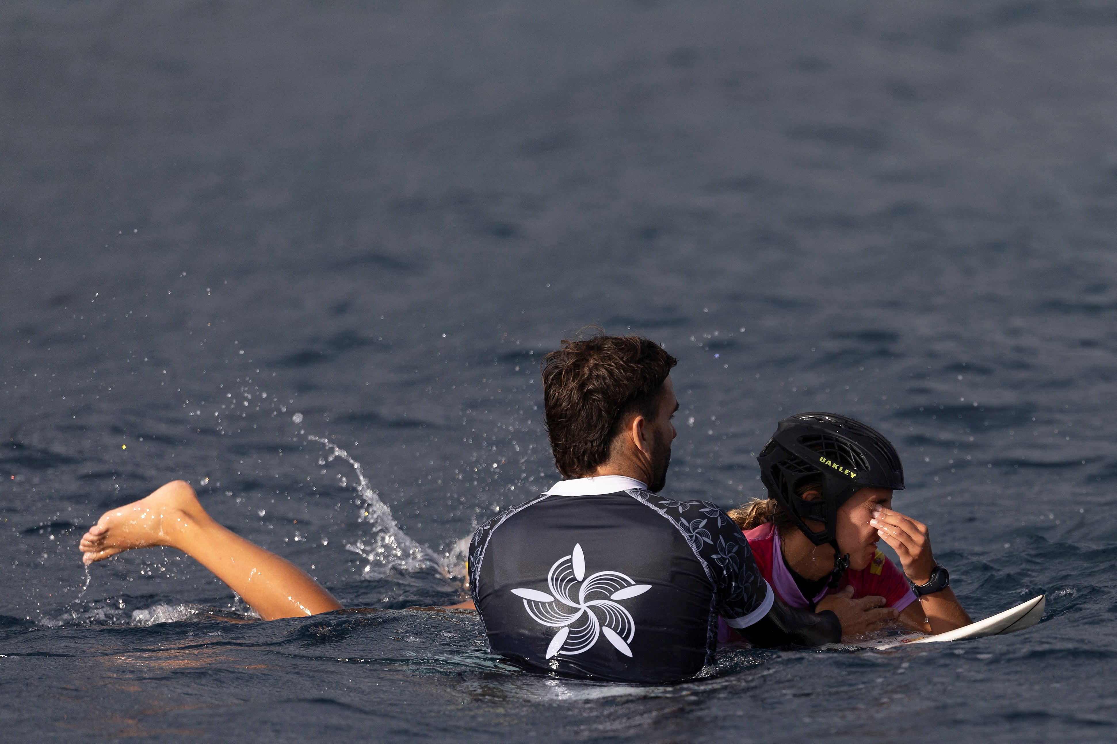 Nadia, apoyada por su equipo, al no pasar a semifinal.