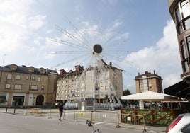 Montaje de la noria gigante en el aparcamiento de El Zapatón.