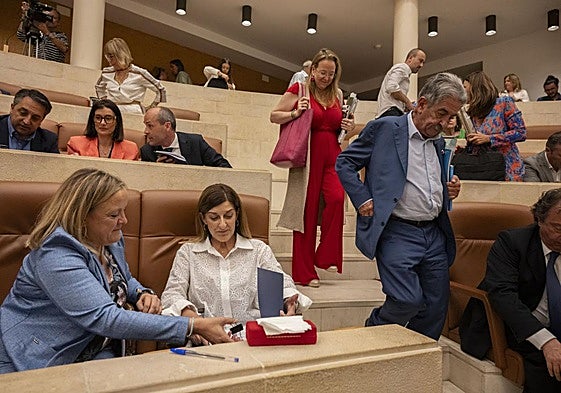Leticia Díaz y Miguel Ángel Revilla, en el Parlamento.