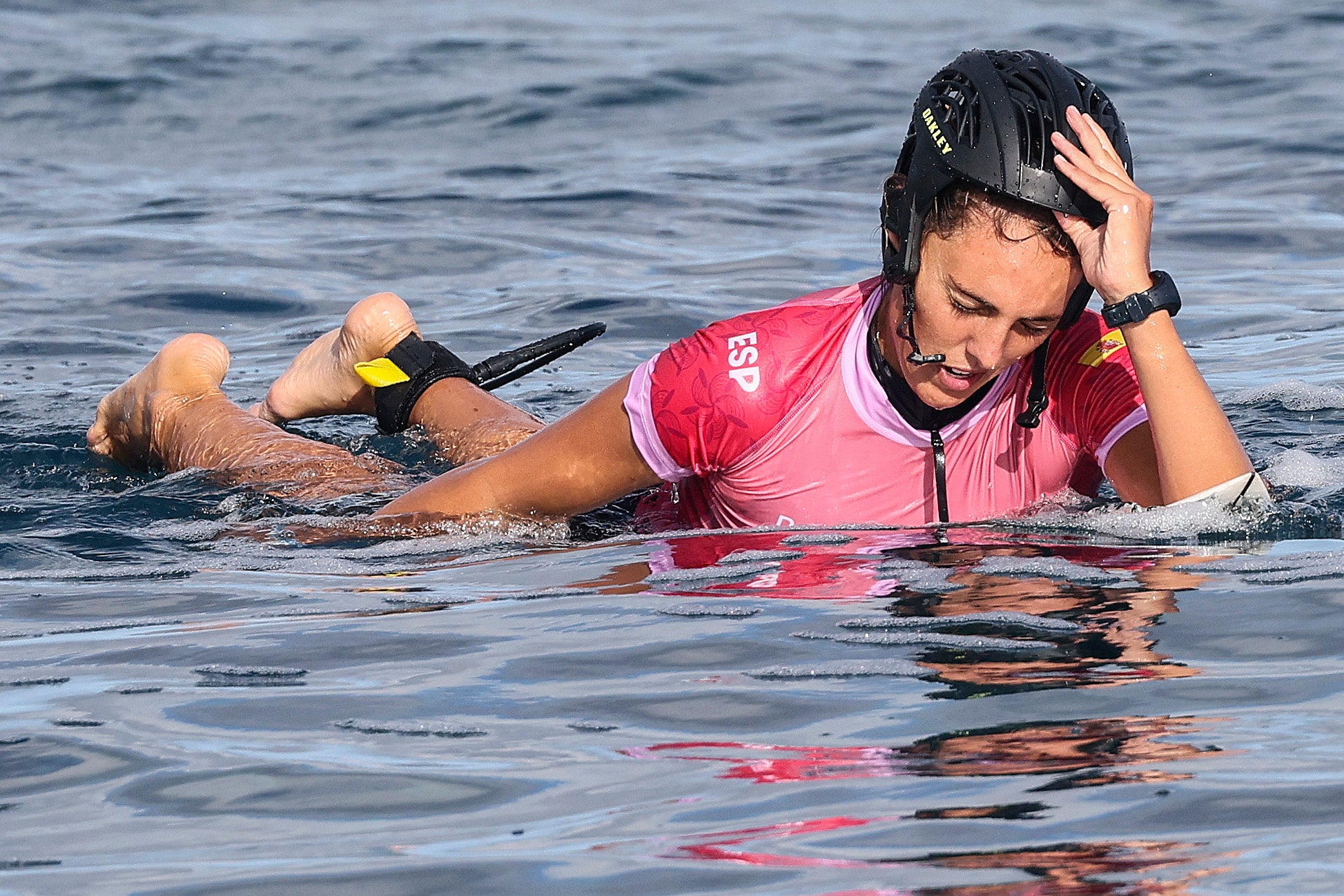 Nadia se retira el casco al finalizar la prueba con un rostro de tristeza al haber quedado tan cerca de semifinales.