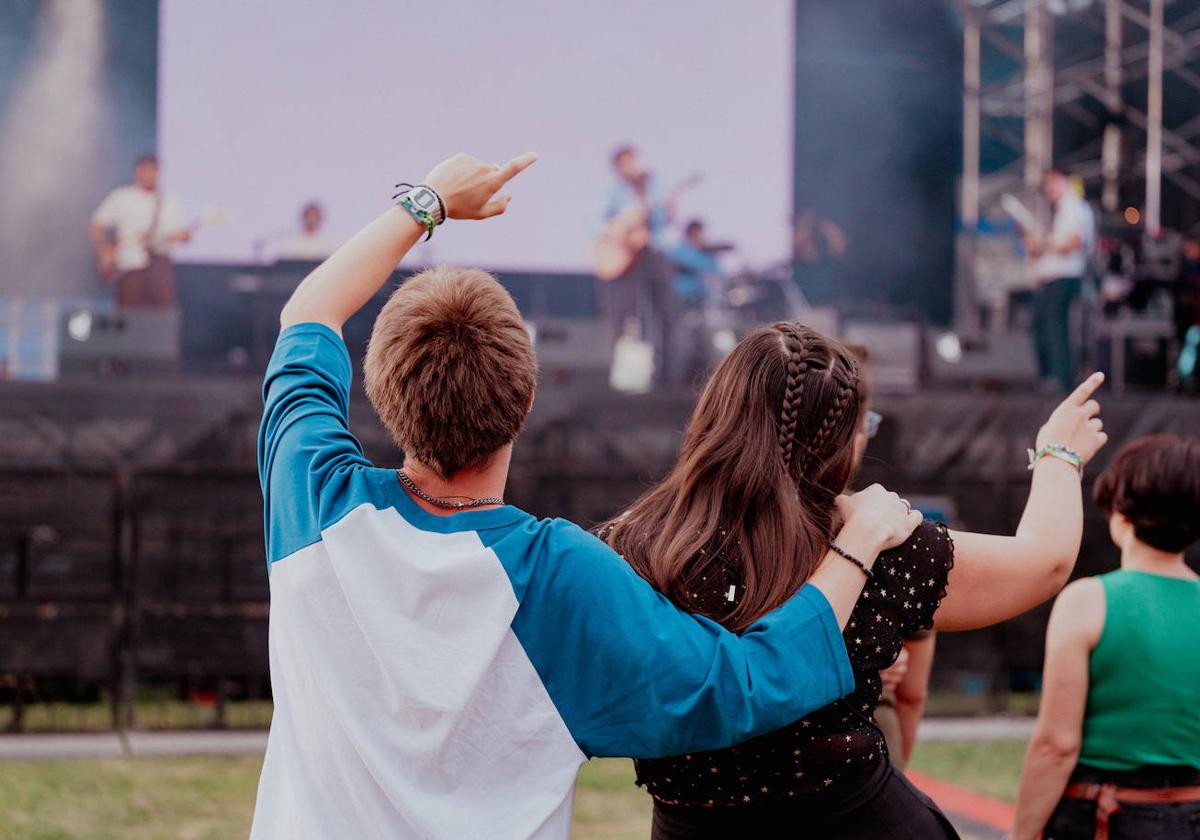 Imagen de dos jóvenes disfrutando de uno de los conciertos del Sonórica, celebrado el 19 y 20 de julio en Castro Urdiales.