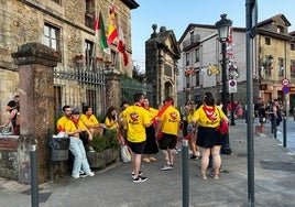 Los peñistas disfrutan de la fiesta organizada por el Consistorio en la plaza del Ayuntamiento.