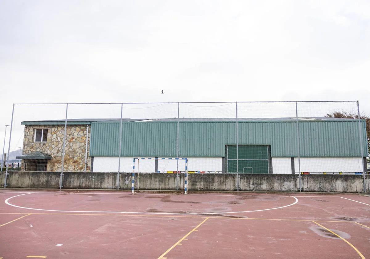 Exterior del pabellón del centro educativo de Peñacastillo.