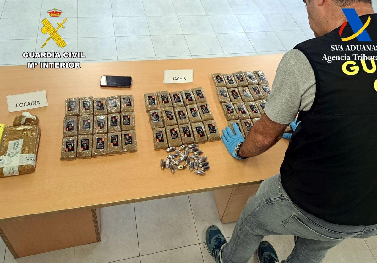 Efectivo de la Guardia Civil cuantifican la droga encontrada.