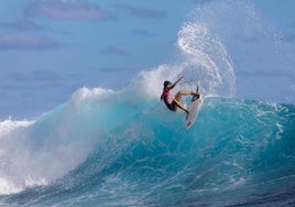 Nadia Erostarbe en una maniobra en cuartos de final en Tahití.