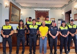 La alcaldesa, Susana Herrán, posa con los auxiliares de Policía Local en el salón de plenos.