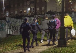 Agentes de la Policía Local evitan un botellón en el Parque de la Teja en una imagen de archivo.