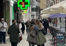 Cecilia y Sofia, hijas del funcionario, pasean junto a su madre Beatriz del Río por Santander.