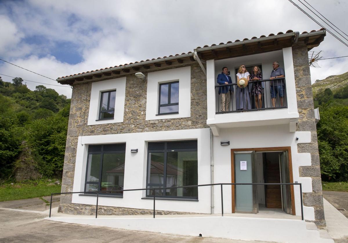 Los políticos se asoman al balcón del edificio del nuevo albergue.