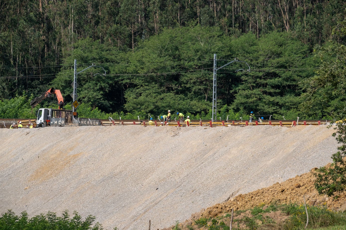 Para adaptar la vía a la compleja orografía, se proyecta una losa de hormigón sustentada por más de 80 pilotes para canalizar un tramo de la vía en Parbayón