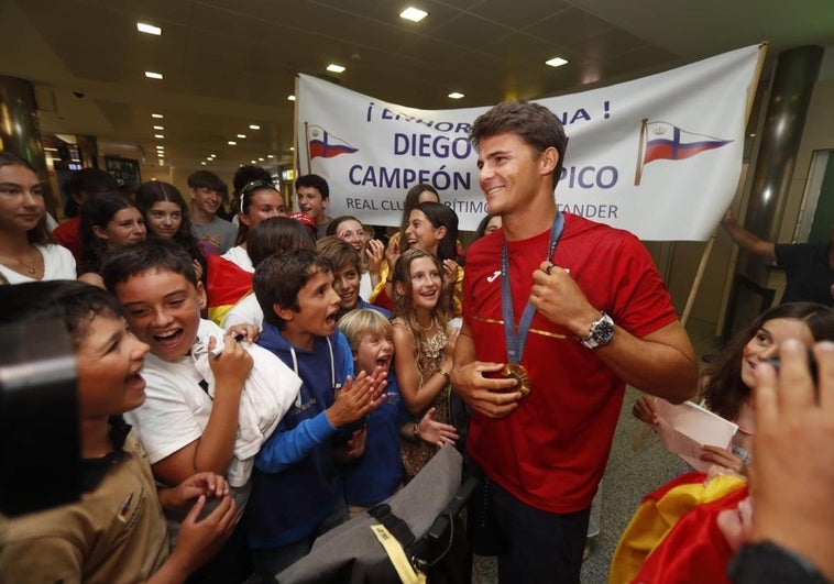 Botín entre aplausosos de jóvenes aficionados a la vela de Santander