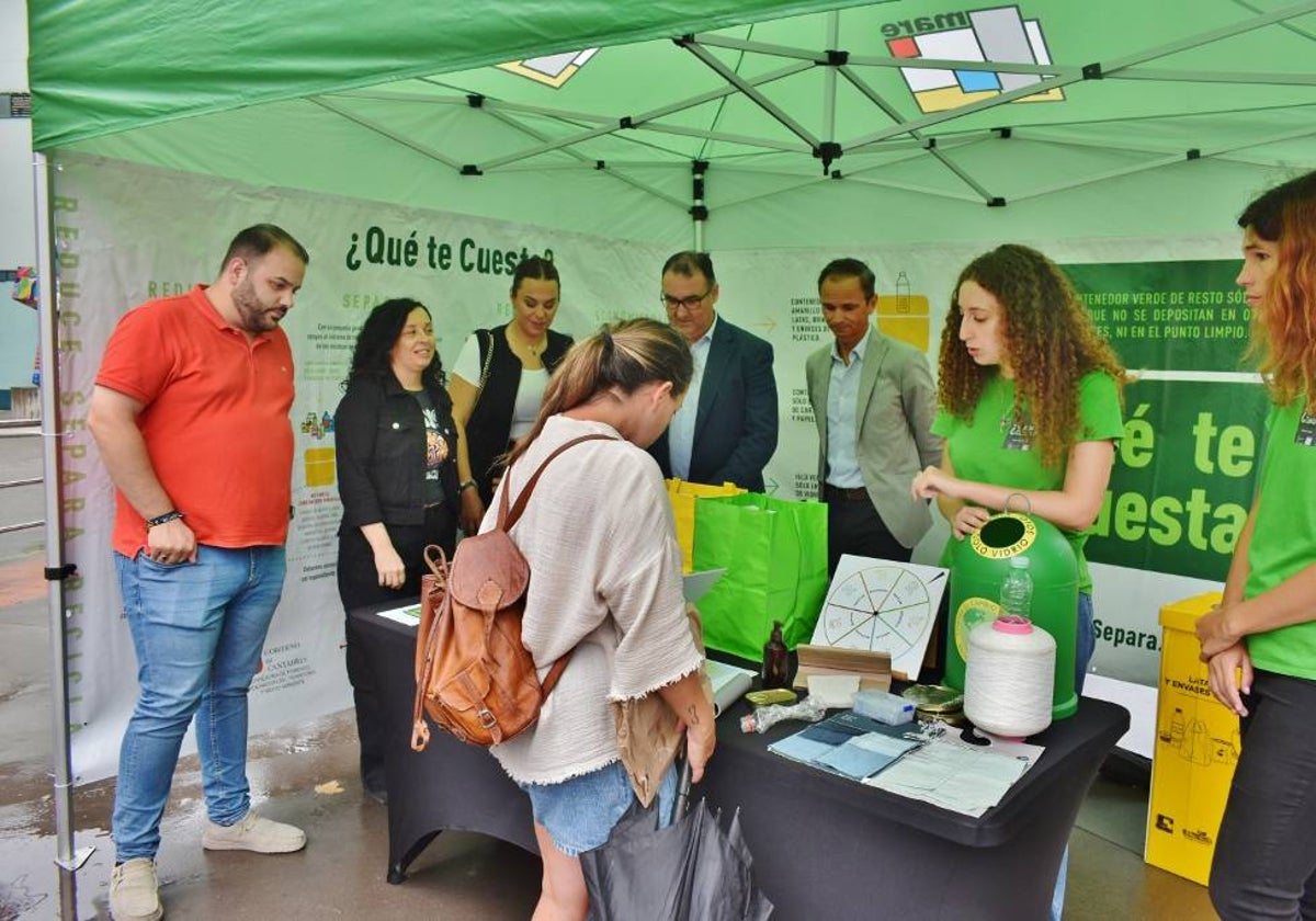 El director general de Medio Ambiente y el concejal de Servicios en la carpa de Mare.